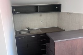 Izdajem kuću u Zemunu, na odličnoj lokaciji, u ulici Mozerova, Beograd (Zemun)