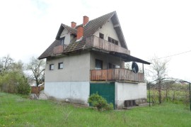 Useljiva kuca sa 6.5 ari placa na 3 etaze u Mionici , Mionica (selo)
