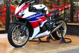 Prodajem superbajk Honda CBR 600RR iz 2015.