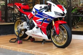 Prodajem superbajk Honda CBR 600RR iz 2015.