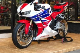 Prodajem superbajk Honda CBR 600RR iz 2015.