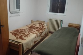 Smestaj za terenske radnike u dvokrevetnim i trokrevetnim sobama