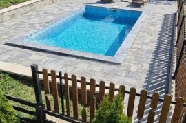 Zlatibor, drvena kuca sa bazenom na prodaju 96 m2 na placu od 5,5 ari, Zlatibor